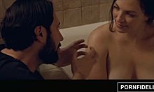 Lily liker å ha sex med store naturlige bryster mens hun bader