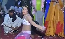 Pakistanilaiset tytöt tanssivat alasti