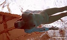 Domácí video zrzavé kočky s velkými kozy v bazénu