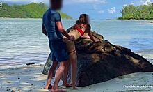 Nesten tatt i å ha sex på en bortgjemt strand
