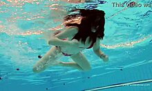 Katy Sorokas berenang telanjang di tepi kolam renang dengan pantat bikini merah