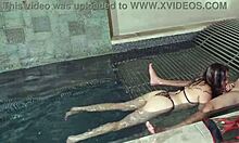Sinisilmäiset sisarpuolet salaisessa uima-altaan äärellä kohtaavat ystävänsä kameran edessä