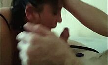 Amatørpigen Lus prøver for første gang at deepthroate og face fucking i en hjemmelavet video