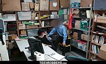 Rekaman video pribadi pencuri remaja berhubungan seks dengan penjaga keamanan