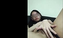 年轻的亚洲女友在业余色情视频中暴露自己