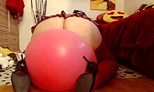O femeie matură italiană ajunge la orgasm în timp ce călărește baloane acoperite de umezeală