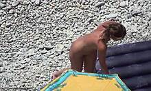 Geile FKK-Chick beschließt, sich völlig nackt vor der Kamera zu sonnen