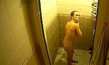 Blondin med pigga bröst slår in i duscharna och vi ser henne naken