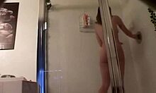 Štíhla kurva ukazuje svoje telo v úžasnom voyeur videu