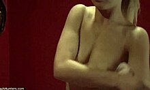 Blond amatérka ukazuje svoje horúce nahé telo v HD videu