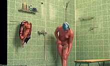 Amatrice mince montre son corps nu et mouillé sous les douches (voyeur HD)