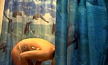 Voyeur-video med en mörkhårig brud i duschen