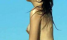 海滩上的热辣女友在晒太阳,享受她漂亮的乳房