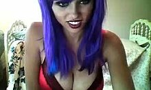 Petite amie aux cheveux violets exhibant sa sexy poitrine