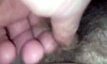 Страстная подруга получает свою волосатую киску от мастурбации пальцами