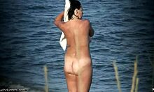 天然のおっぱいヌーディストが、人気のないヌーディストビーチで体を披露!