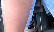 Una ragazza in un vestito stretto mostra la sua figa sotto la gonna, quasi (voyeur XXX)