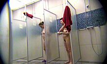 Pui de duș își arată corpul sub duș