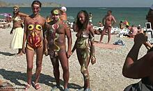 Nudista barátnők pózolnak mindenféle furcsa kinézetű sráccal