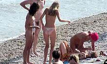 古怪的裸体女友在海滩上互相交谈并淘气