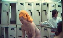 נשים מפתות שונות מציגות את גופן במקלחות