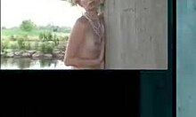 Пухкавата тийнейджърка блондинка Мина позира гола под моста