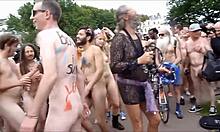 Amatørbabes viser deres nøgne kroppe under verdens nøgne cykeltur 2015 Brighton