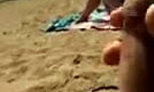 Ekshibicjonista drąży swojego twardego kutasa na plaży