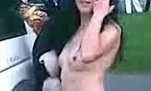 Morena semidesnuda mostrando su cuerpo en las calles