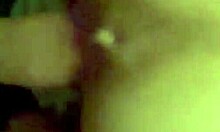 Drobná ryšavka z Kolumbie s dráždivým malým zadkom sa intenzívne šuká zozadu z pohľadu prvej osoby