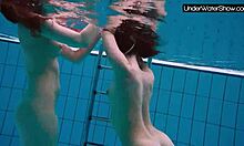 Bubarek a jeho přítelkyně si užívají zábavu v bazénu