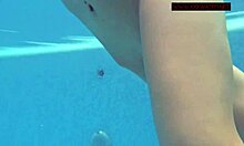 Pornstarul rus Lina Mercury în bikini înoată în piscină