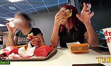 Duas mulheres sexualmente excitadas têm seus seios expostos enquanto jantam no McDonalds - com um anjo tatuado profissionalmente