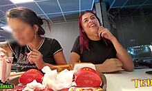 Dvě sexuálně vzrušené ženy mají svá ňadra odhalená při jídle v McDonalds - s profesionálně nabarveným andělem