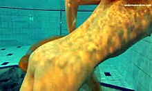Nastya sa vyzlieka a predvádza svoju atraktívnu nahú postavu v bazéne