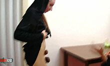 נזירות צעירות חוקרות קריירות חלופיות בסרטון ביתי
