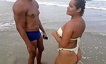 एक आकर्षक साथी के साथ समुद्र तट पर एक गरम मुठभेड़ जिसने मुझे एक रोमांचक गांड चोदी