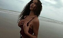 Manoella Fernandi, deniz kenarında bikinisinin dibine kadar soyunuyor
