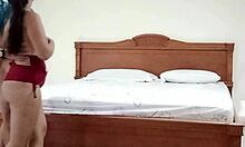 S manželom nevlastným bratom sa venujeme sexuálnej aktivite na našej manželskej posteli, keď je v práci