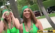 कॉलेज की लड़कियां ब्रुक और उसके दोस्त एक समूह सेक्स पार्टी में शरारती हो जाते हैं