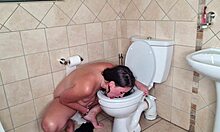 Een solo vrouw geniet van het likken en masturberen van het toilet