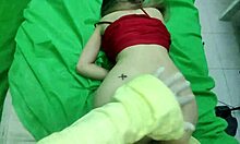 Amador-pasienten får den stramme rumpa knullet av sykepleieren under massasje