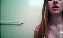 Kotitekoinen eroottinen video, jossa söpö verkkokameratyttö masturboi
