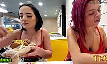 El ángel tatuado Duda Pimentinha y otras chicas nuevas se preparan para el sexo en una tienda de McDonalds