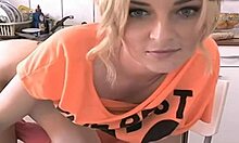 Adolescentă amatoare blondă se masturbează și face sex cu ea însăși pe webcam