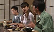 一个年轻的日本三人行,她的小奶子和毛的阴道