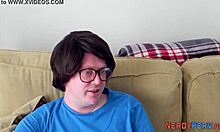 एक शौकिया लड़के का हाई डेफिनिशन वीडियो एक ब्रिटिश समलैंगिक के मुंह में स्पर्मिंग कर रहा है