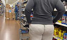 Une maman aux gros cul affiche ses courbes et se fait pénétrer profondément à Walmart