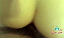 लाना स्मॉल, एक प्राकृतिक-स्तन वाली शौकिया मॉडल, पीओवी में एक गहरी चुदाई करती है और डॉगीस्टाइल में गड़बड़ हो जाती है