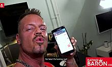 德国哥特式熟女西德尼·达克 (Sidney Dark) 在在datingbaron.com上进行热性约会之前用手指抚摸她剃光的阴道